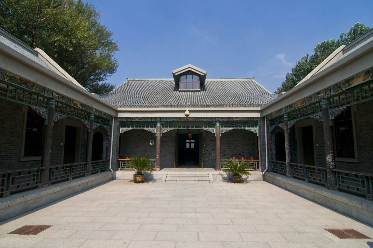 两个"末代皇帝"在故宫见面,是由一位外国人促成,这怎么回事?_庄士敦