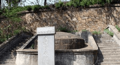 武汉市内有座帝王墓，就藏在车水马龙之中，知道的人不多