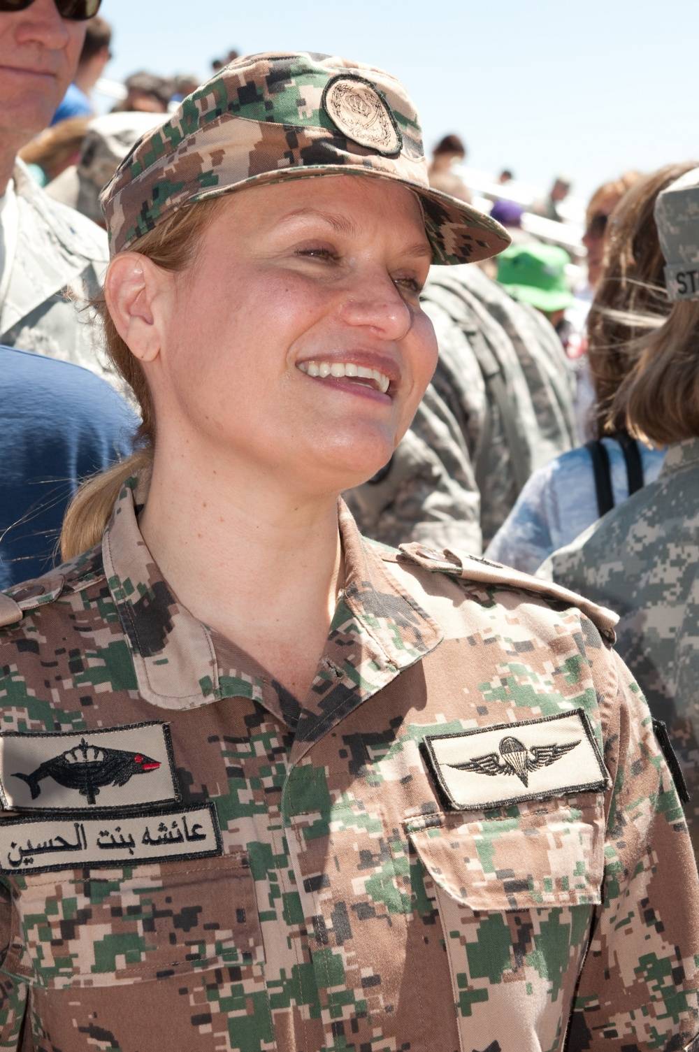 阿伊莎·宾特·侯赛因公主观看了f-16战斗机投弹,m142高机动性火炮