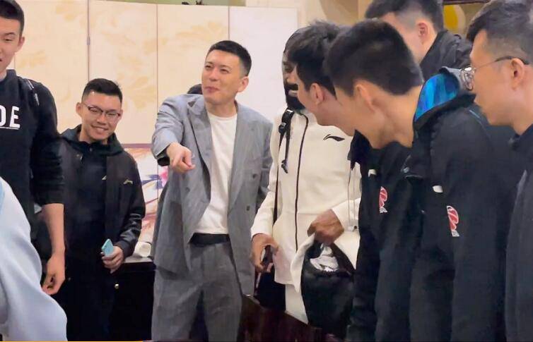 原创辽宁手帝生日拍蛋糕还被杨鸣批评,2人下狠手,意外之人幕后主使
