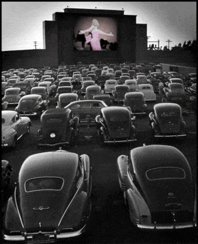 疫情后汽车电影院一票难求，除了看电影，还能蹦迪和烧烤