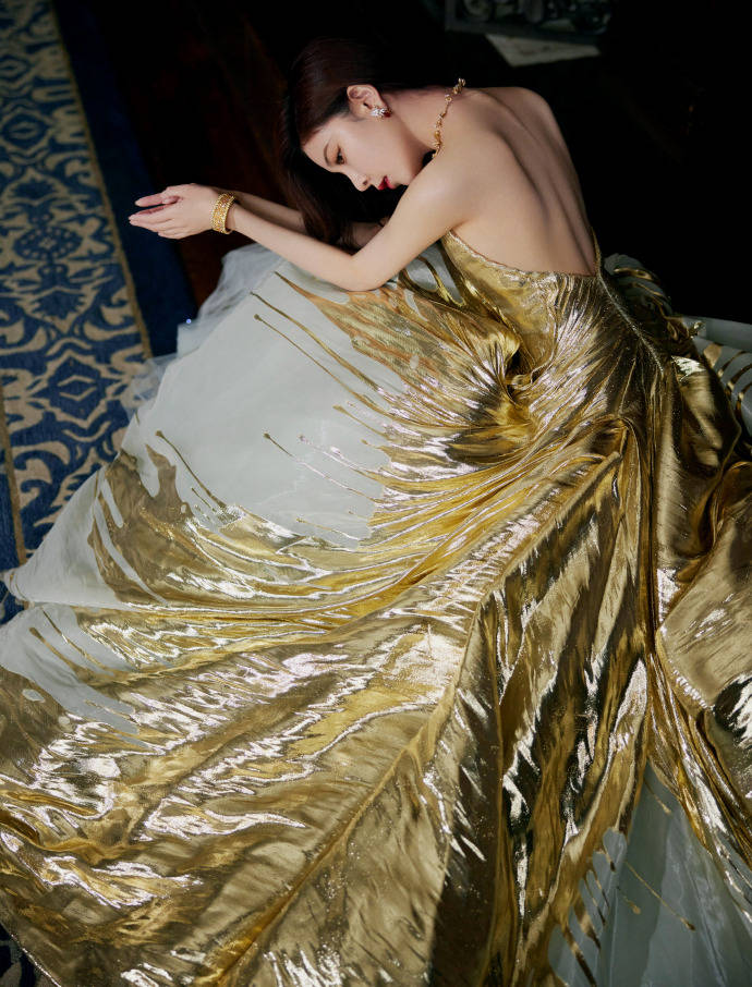 宋妍霏穿抹胸裙大方露美背 披长发气质温柔又少女