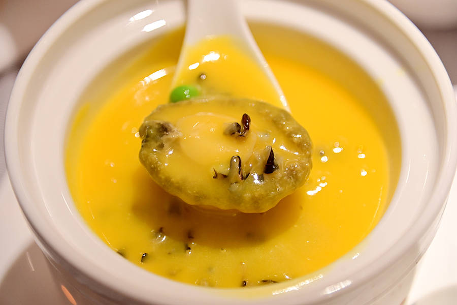 金灿灿的汤汁,大颗的鲍鱼,咬上一口,饱满弹牙,鲍鱼天然的鲜美加上野米