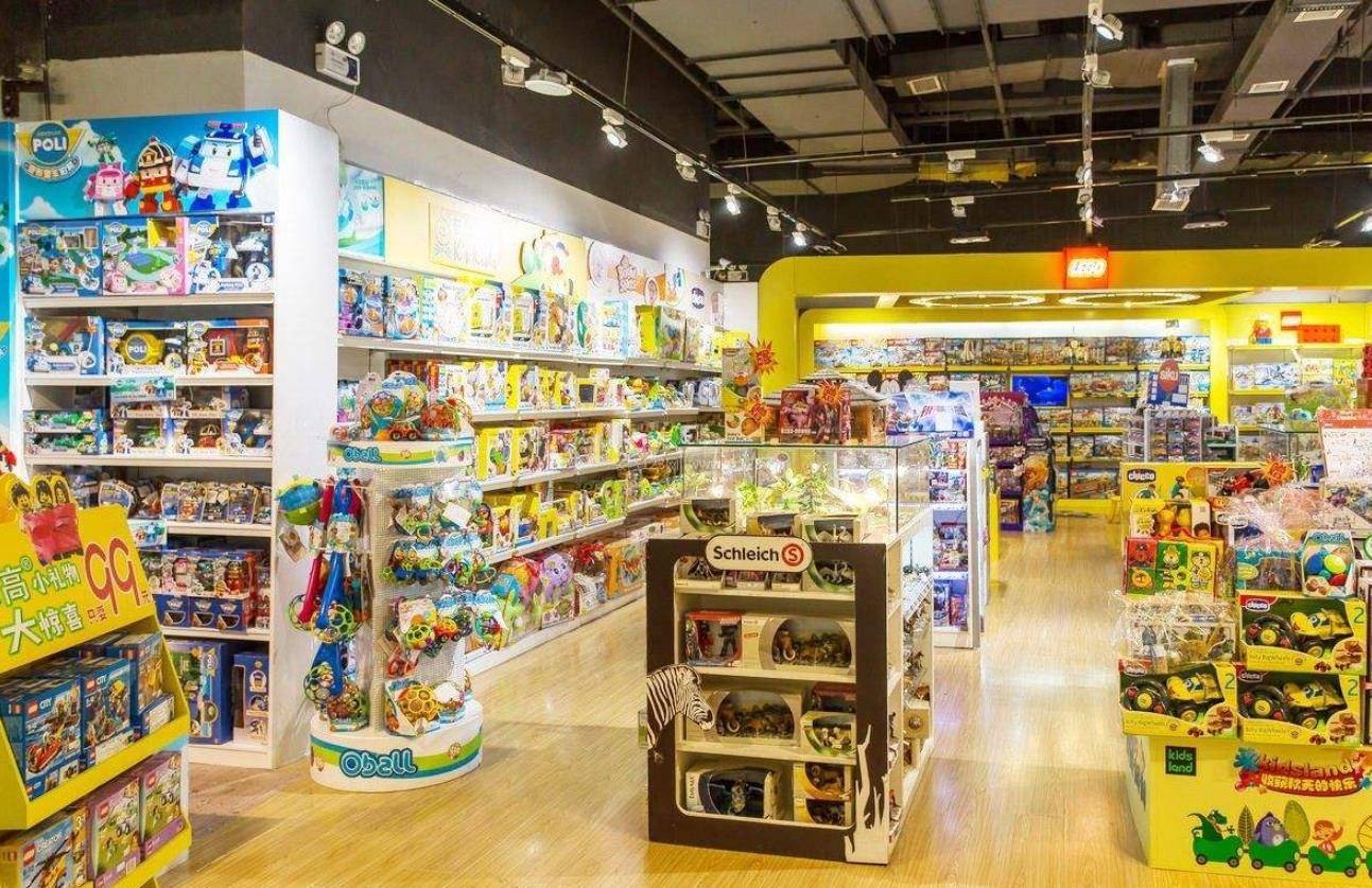 柜台的员工交谈,丝毫没有注意到女儿已经跑到外面的一家玩具店去逛了