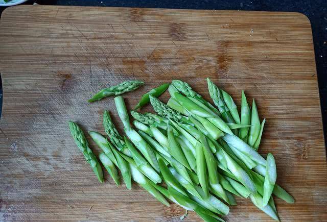 芦笋斜切成滚刀.