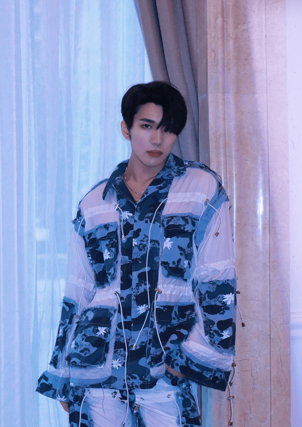 原创韩美娟男团气质越来越浓蓝色印花装气质忧郁型男身材挺抢镜