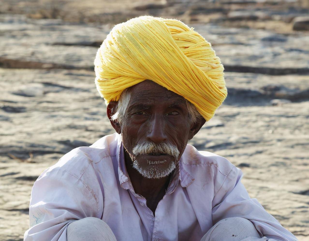 原创印度那么热,为什么男人还喜欢包裹着厚实的头巾,他们不怕中暑吗