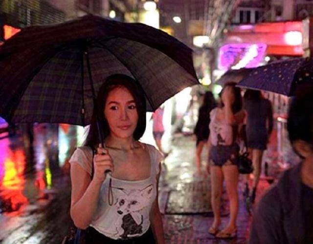 泰国街头的帅哥美女举着牌子“明码标价”，游客挑完后却说：亏了