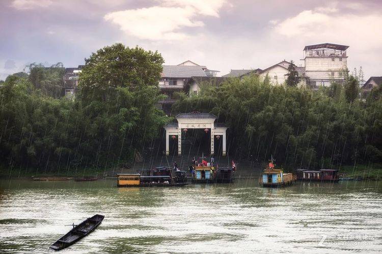 中国漂浮在水上的小镇，400年都没通过车，古韵优美如世外桃源
