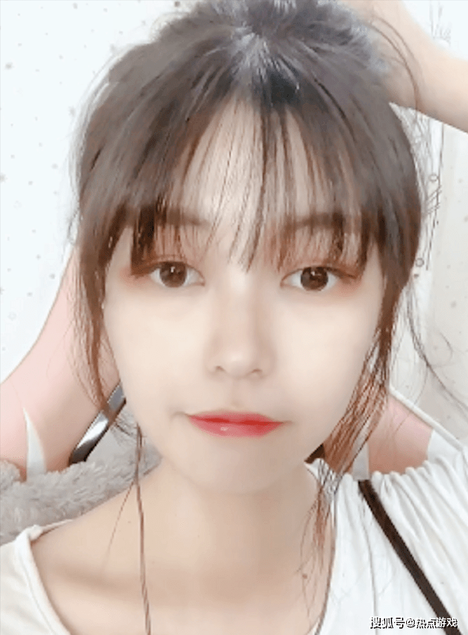 在s22赛季的最后一天,虎牙王者荣耀女主播草莓就给粉丝们送