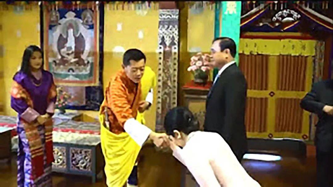 不丹王后地位高，与巴育握手对方90度鞠躬，国王都没这个好待遇