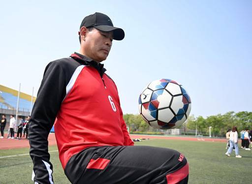 助力徐马58岁矿大教授挑战颠球马拉松