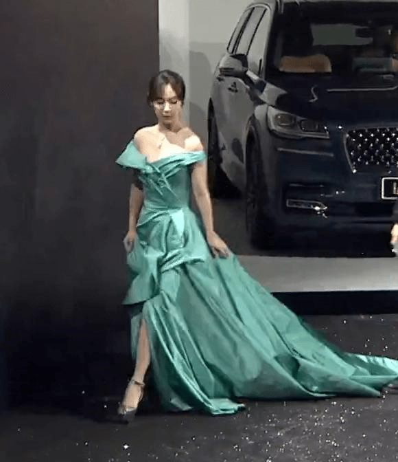 穿高跟鞋上台领奖 4805f4494a884c6b8bb7f313ed4ccc66.png