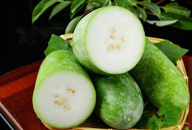 大冬瓜和小冬瓜,其实表皮的颜色是不一样的,大冬瓜多为深绿皮,而小