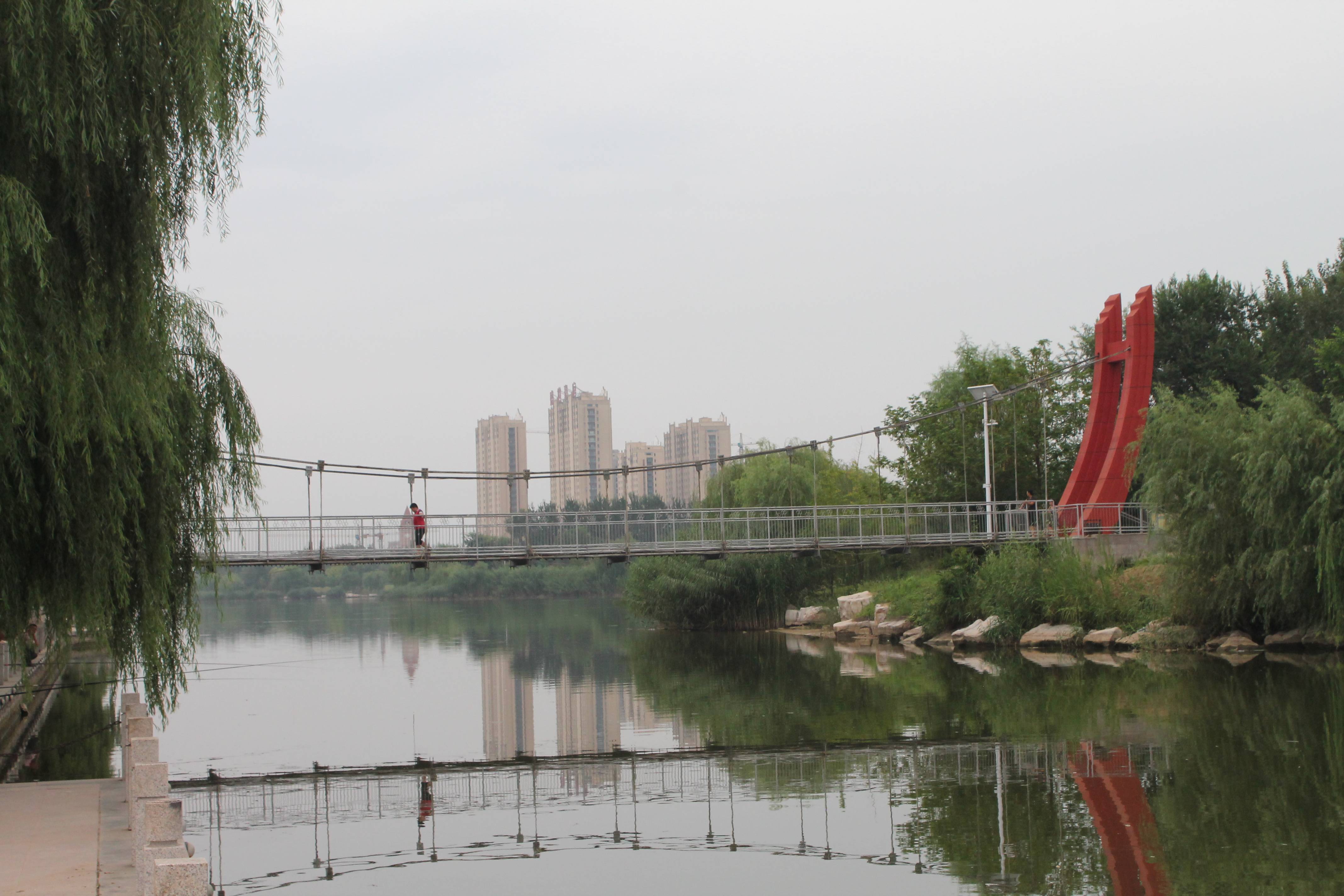 三分钟视频，带你走进周末清泉河，景色优美迷人，游人如织