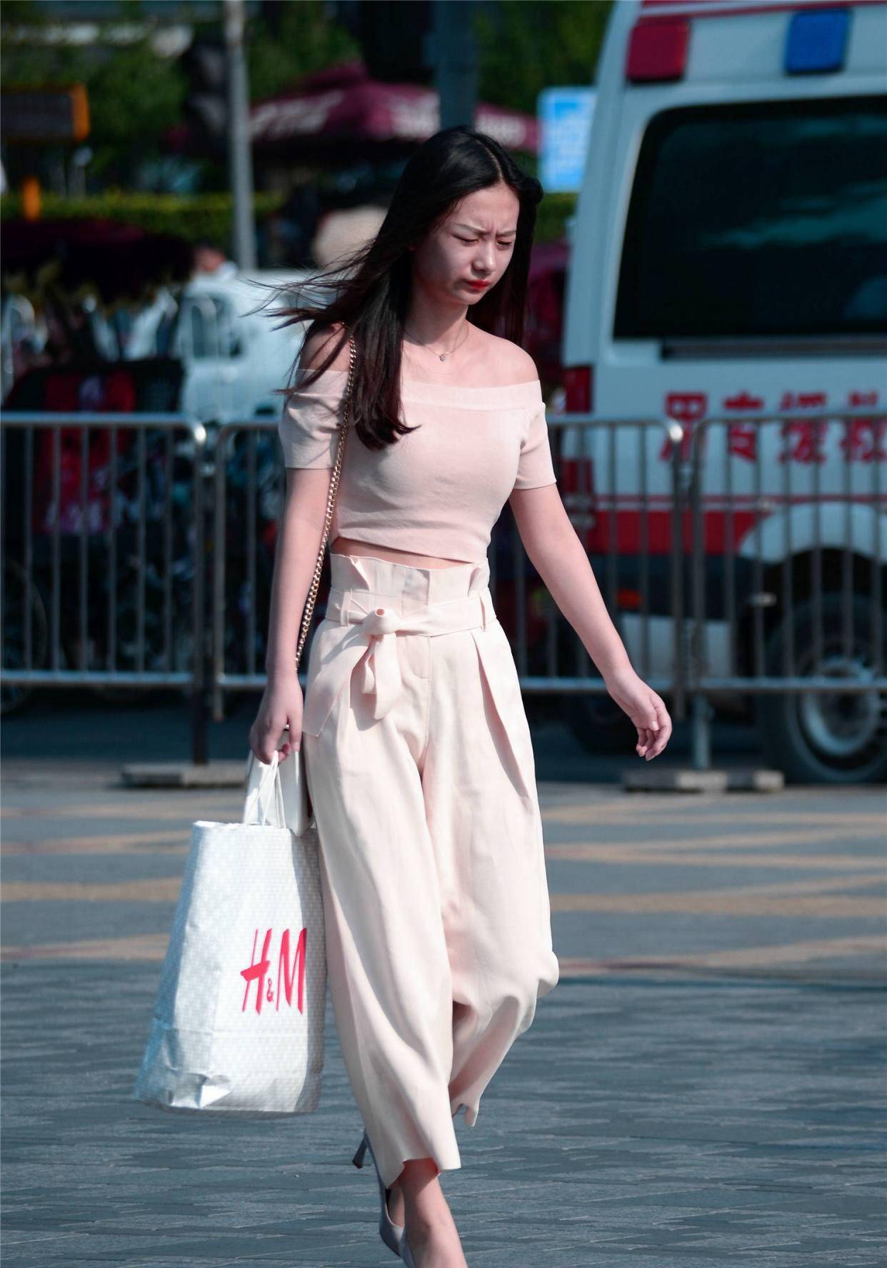 米色七分阔腿裤,搭配尖头细跟鞋,显气质的穿搭_身材