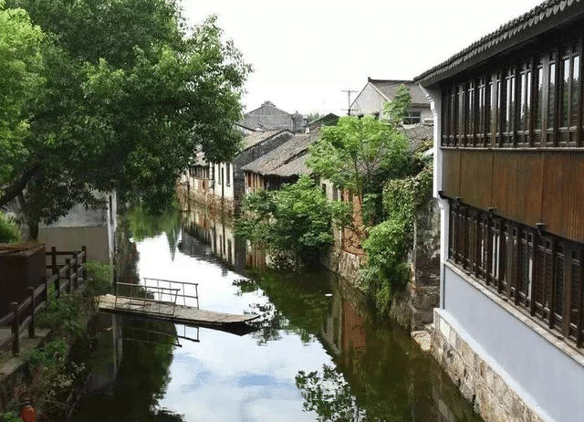 江南一座衰败的古镇，拥有700多年的历史，如今很多古建濒临坍塌