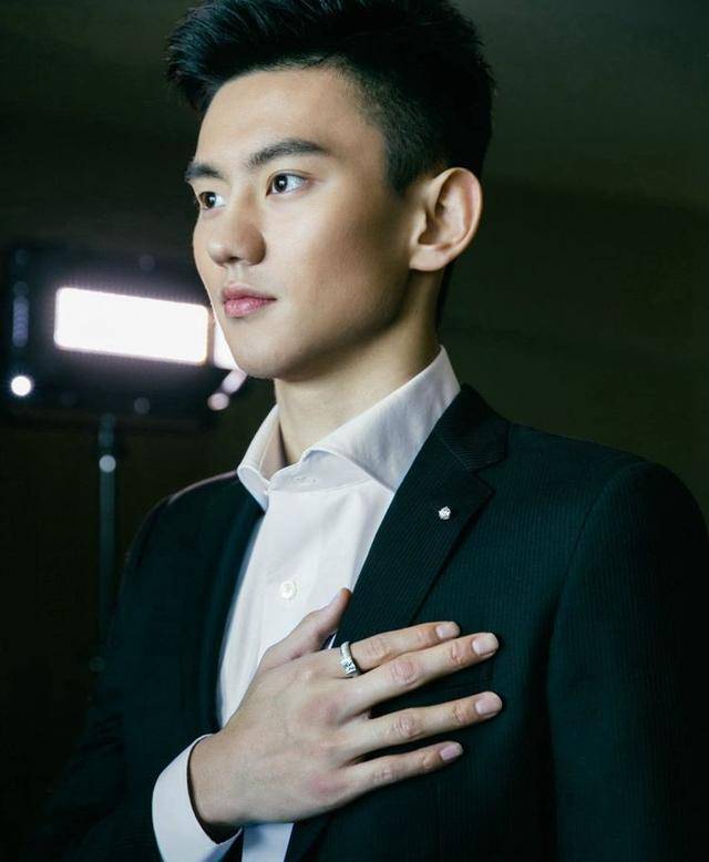 原创28岁宁泽涛颜值下滑退役后忙捞金年入千万被曝与36岁富婆恋情