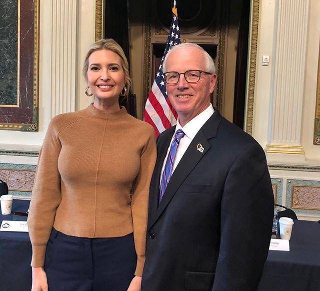 第一千金伊万卡展现曼妙曲线骑摩托样子超美长发飘飘