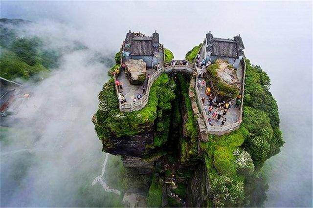 贵州有座山像柱子拔地而起，顶上建了栋房子，不远处是悬崖峭壁