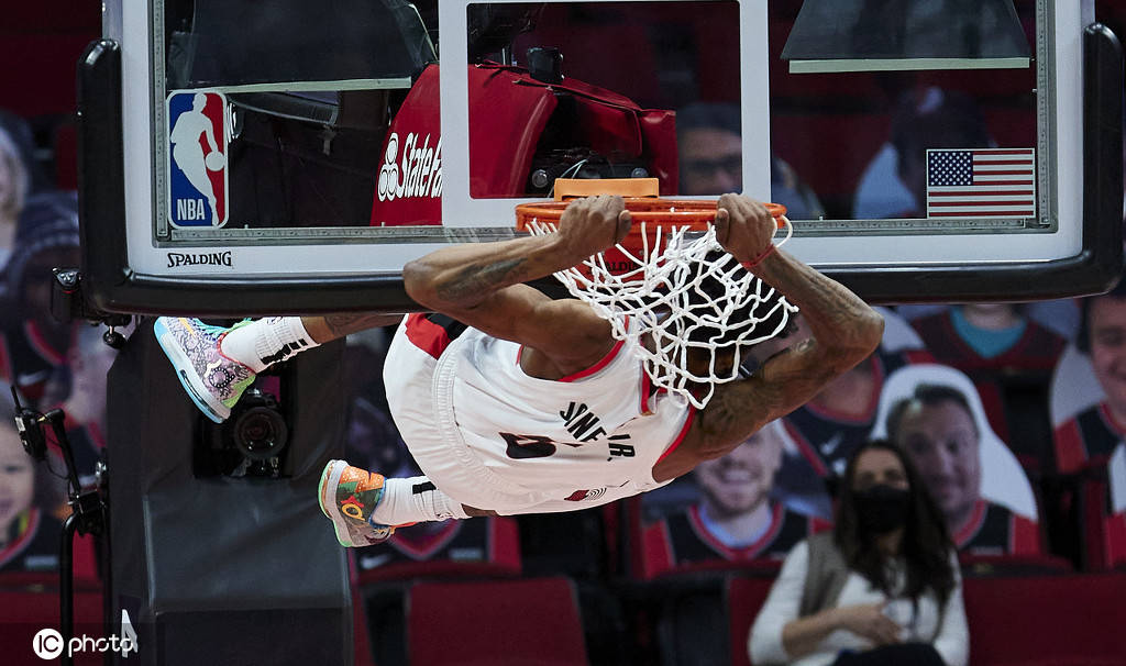 高清图:热火vs开拓者 利拉德倒地护球巴特勒上篮