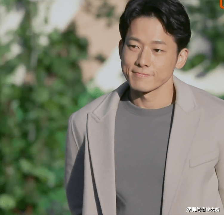 抉择日她拒绝了男嘉宾,拥抱完男嘉宾手部细节让人后怕