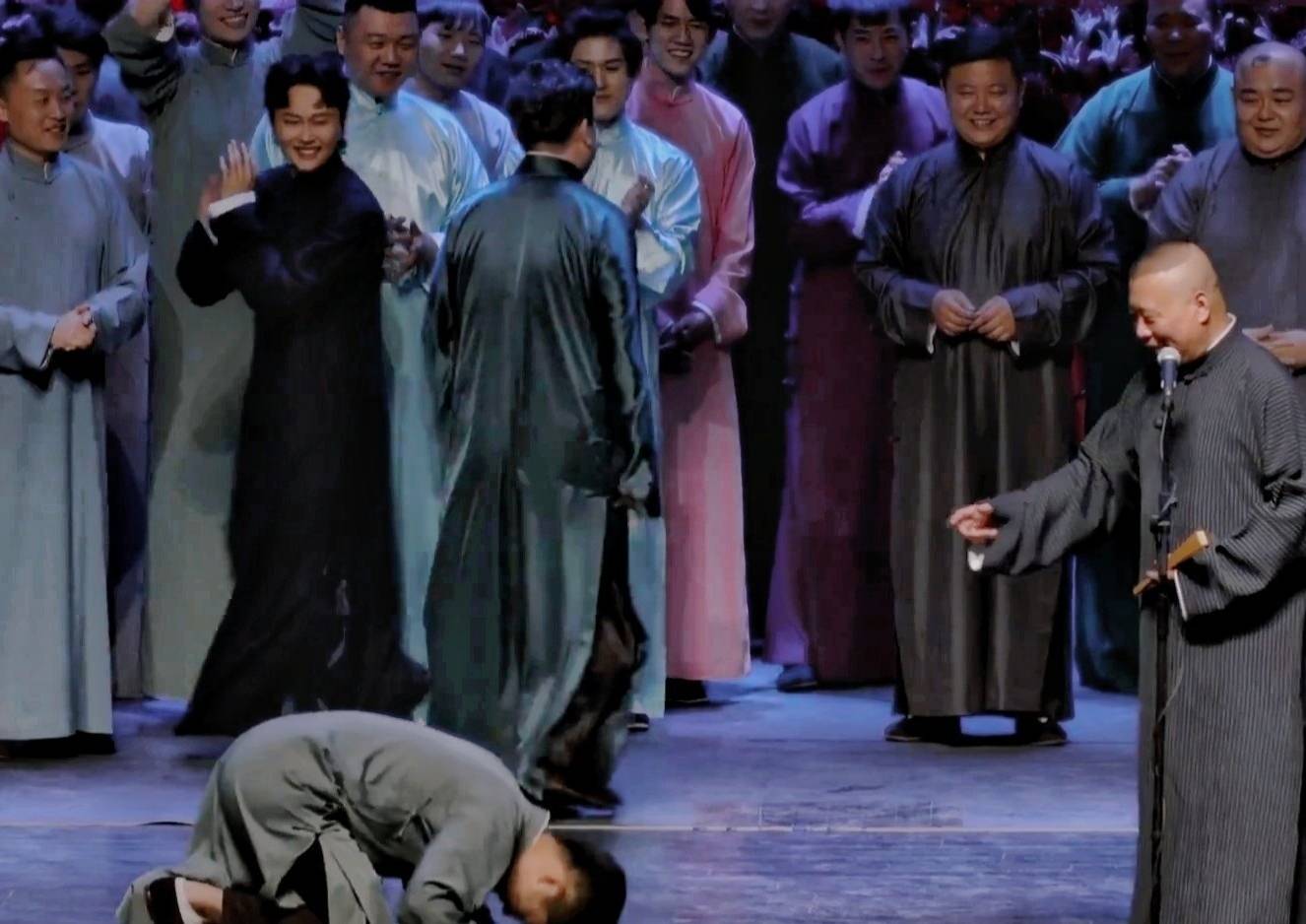 这一举动让一部分网友指责德云社规矩大.