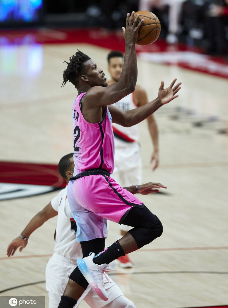 高清图:热火vs开拓者 利拉德倒地护球巴特勒上篮