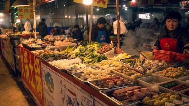 湖南路,丹凤街,马台街,三牌楼……,这些南京人记忆中的夜市,每到夜晚