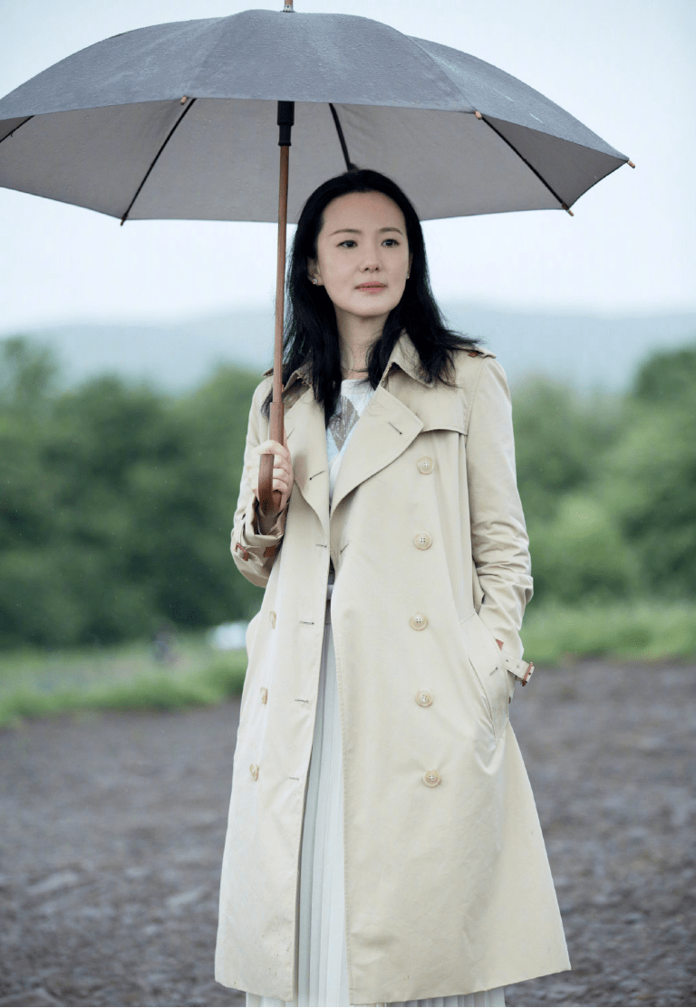 咏梅气质开挂风衣搭配百褶裙知性优雅很有贵妇气质范