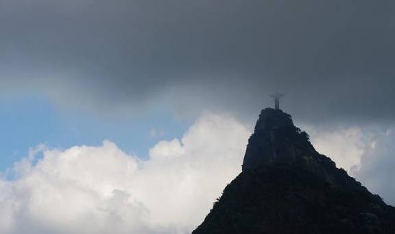 世界上最大的耶稣像，用1200吨石头雕成，高达40米，屹立高山之巅