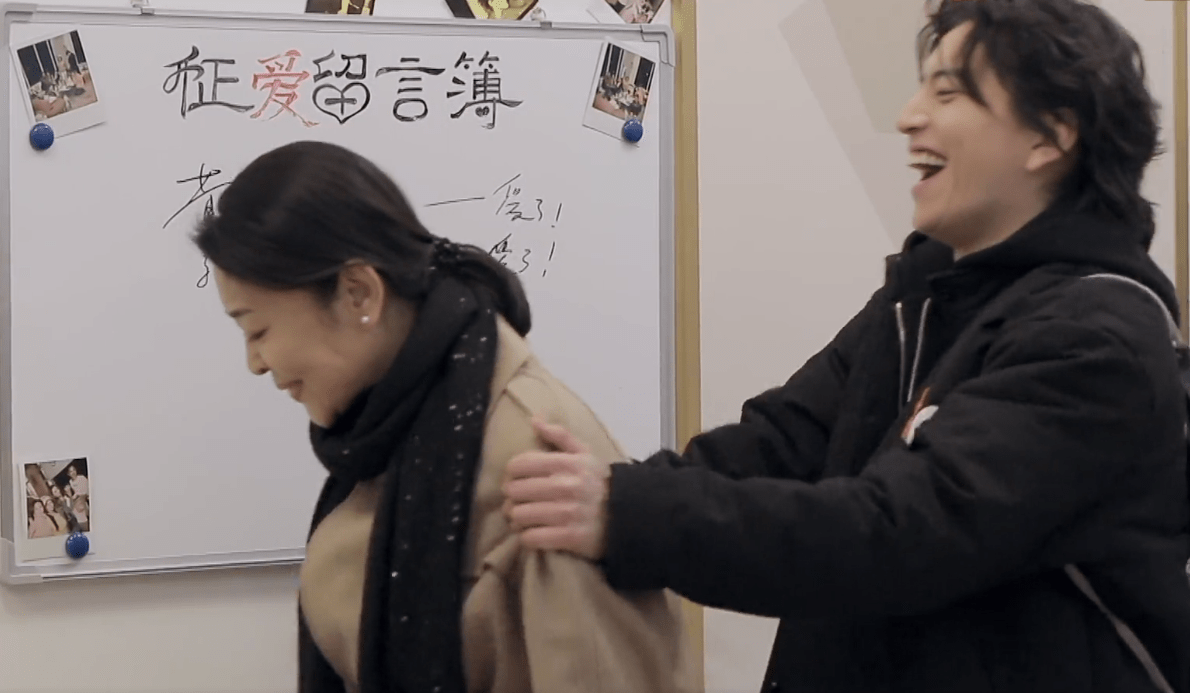 德艺双馨!倪萍录完节目关掉场地所有灯,对王大陆的告别暴露涵养