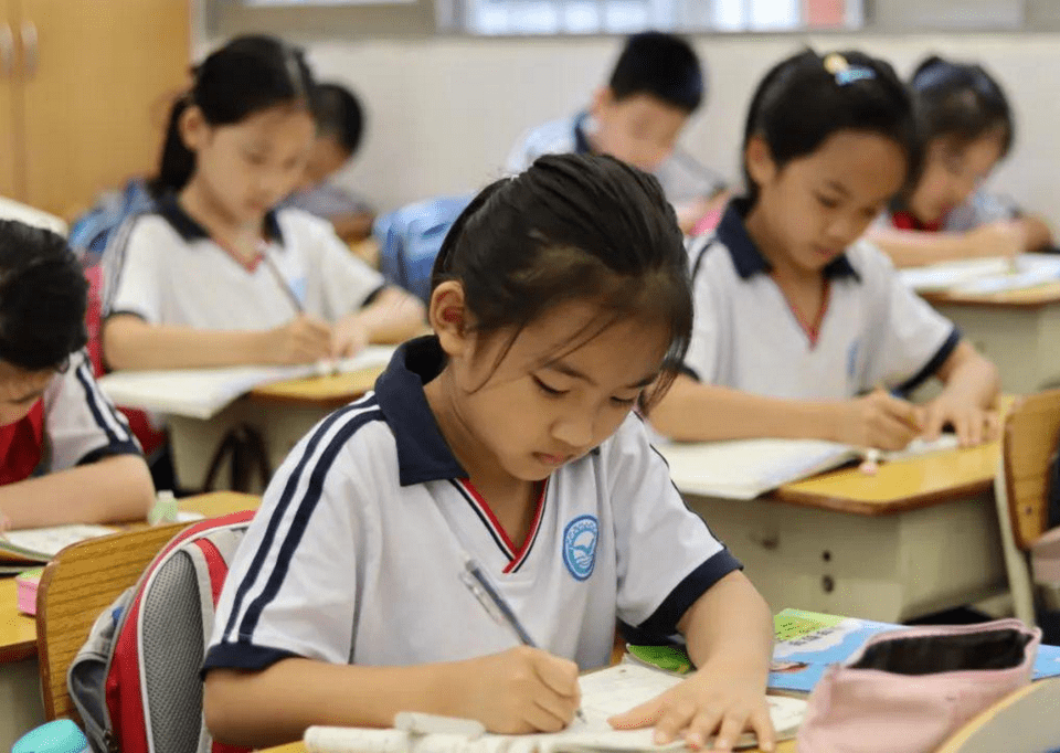 中小学迎来“坏消息”，周六可能要上课，学生忧愁、家长开心_时间