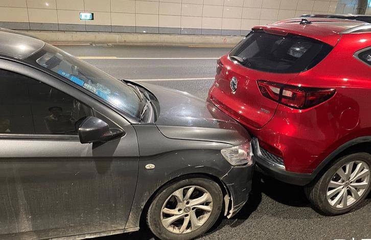 双节来临,路上车流猛增,贵阳一隧道内发生五车追尾事故