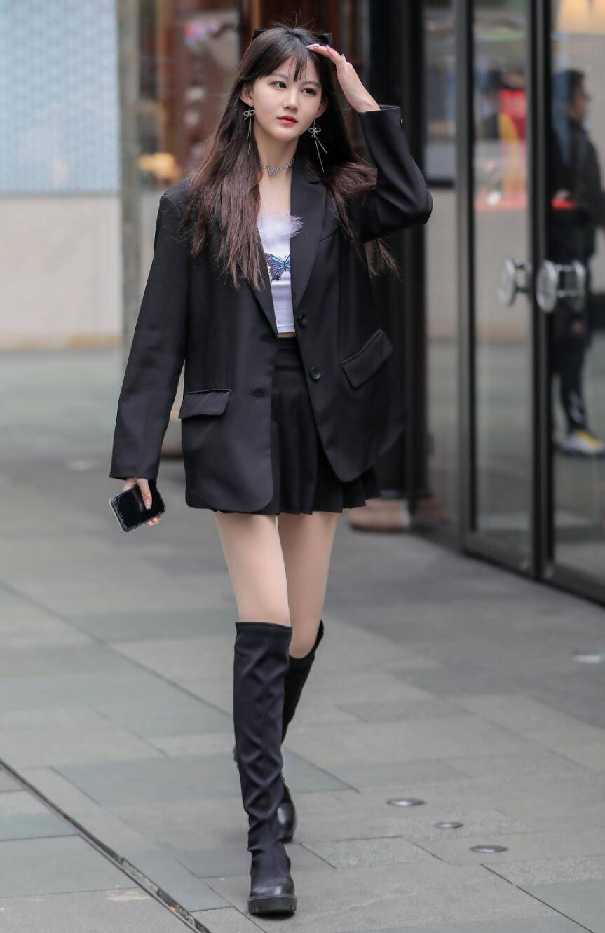 美女穿露腿装走上街头展现s型身材线条漂亮还迷人