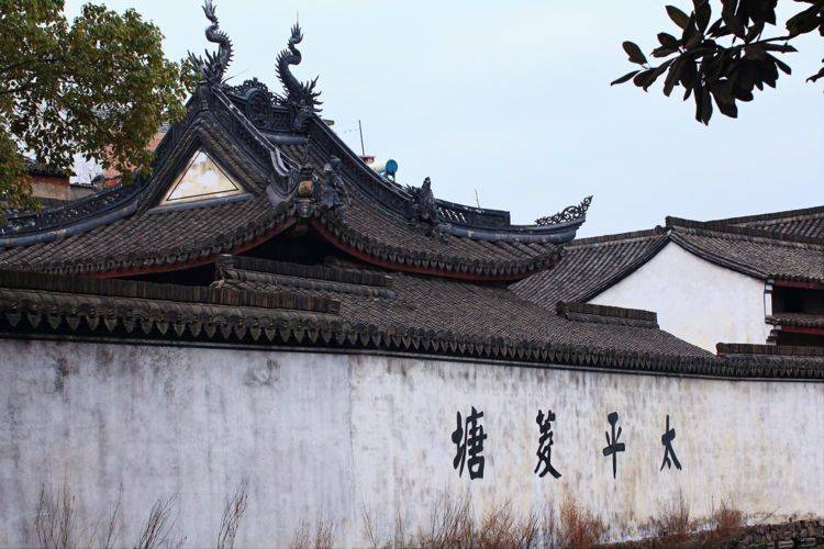 浙江一处落寞的江南古镇，已有千余年的历史，至今保存大量古建筑