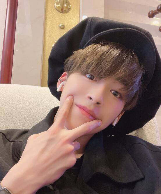 r1se真是塌房男团了,何洛洛被拍开车玩手机,本人亲自回应道歉!