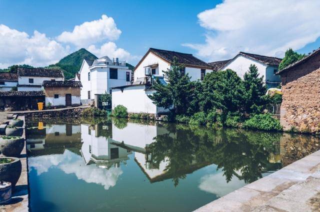 隐于浙江的一座古村落，距今800年历史，为我国最大的叶氏聚居村