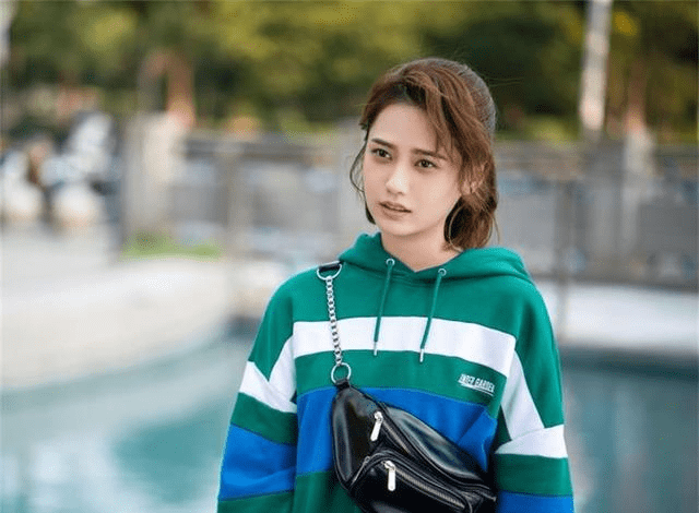 姜珮瑶造型显气质职业装都能穿出时尚感工作的样子真迷人