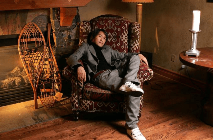 葛行于失去父母之后只能和爷爷生活在一起,年迈的老