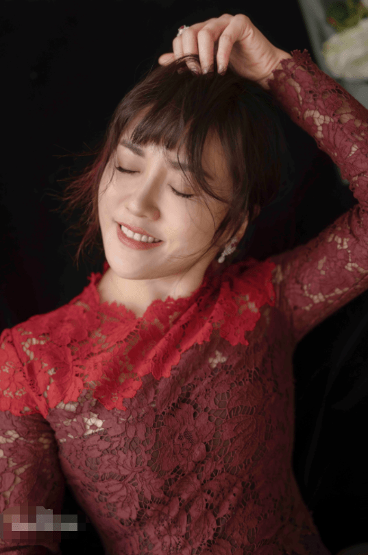 现实中的"小桃红"可没有丫鬟相,当妈后气质提升不少,感觉真美