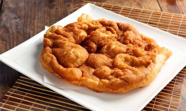 让美食保留一份童真老北京糖油饼一个细节炸出酥软糖泡