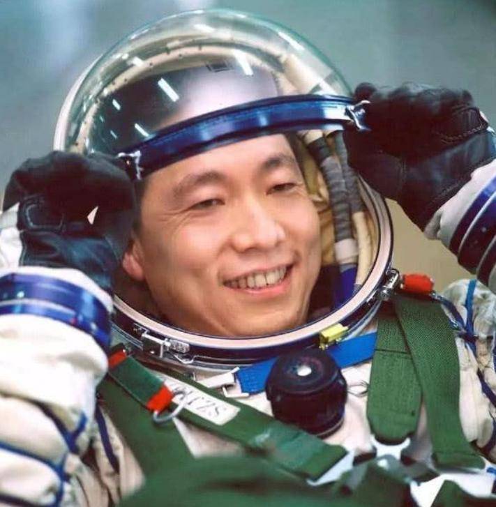 飞行员|18年前杨利伟登上太空时，为什么要带手枪？这是苏联的教训