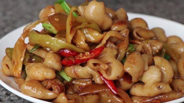 酸菜炒大肠香脆可口让人无法抗拒是老爸特喜欢的下酒菜