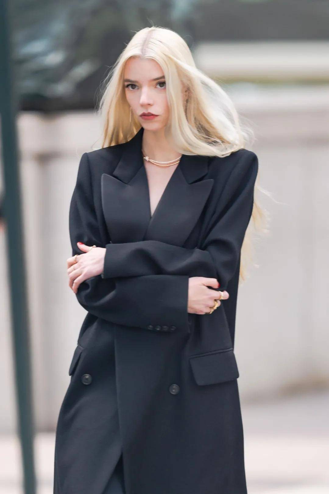 安雅·泰勒·乔伊穿黑色连体裤!超模身材性感撩人_手机搜狐网