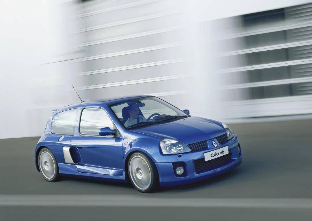 "以为它是钢炮,实际上它是超跑",中置后驱mr布局的雷诺 clio v6