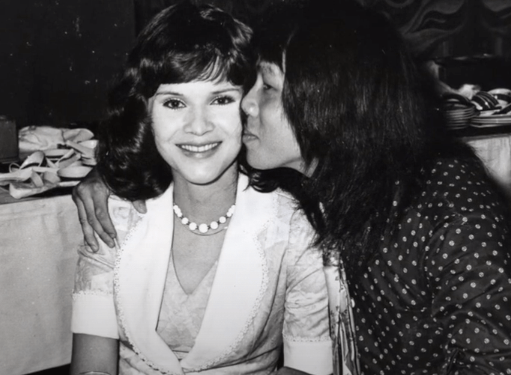 媒体曝光梁小龙初婚妻子年轻照片混血美人在家门口被人毁容