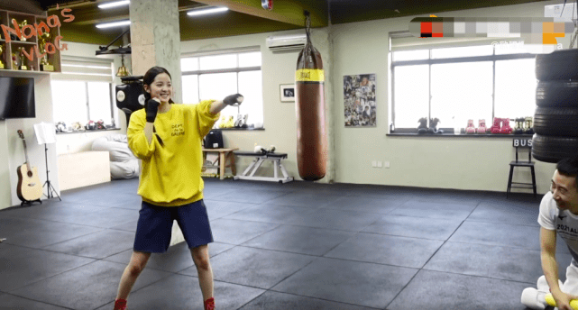原创欧阳娜娜分享拳击照动作专业,扎双马尾似村姑,表情狰狞显可爱