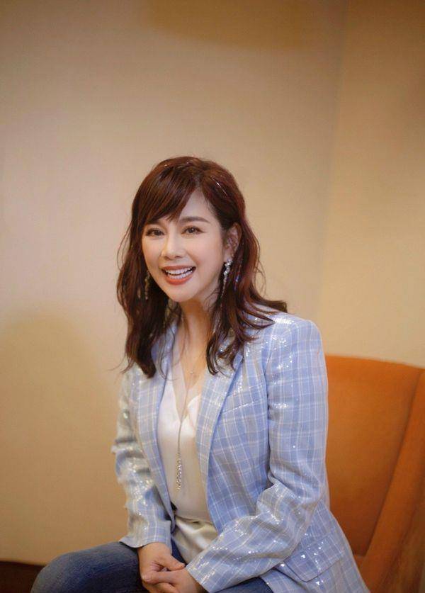 50岁陈松伶携小8岁老公同框,衬衫配半裙显年轻,看不出年龄差