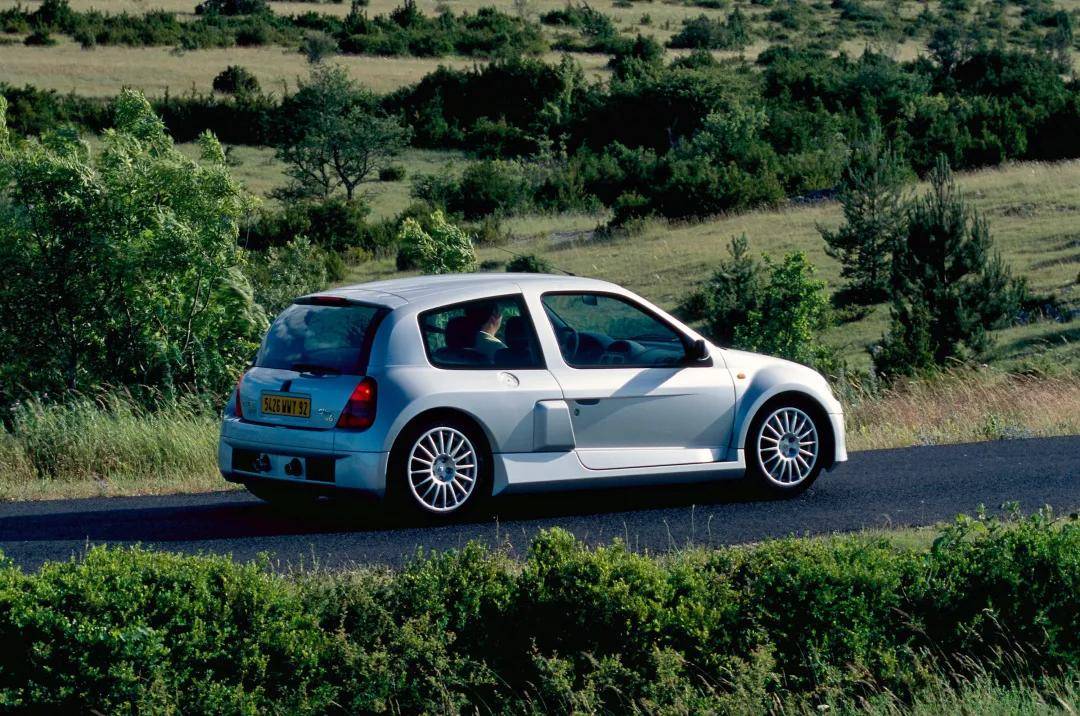 "以为它是钢炮,实际上它是超跑",中置后驱mr布局的雷诺 clio v6